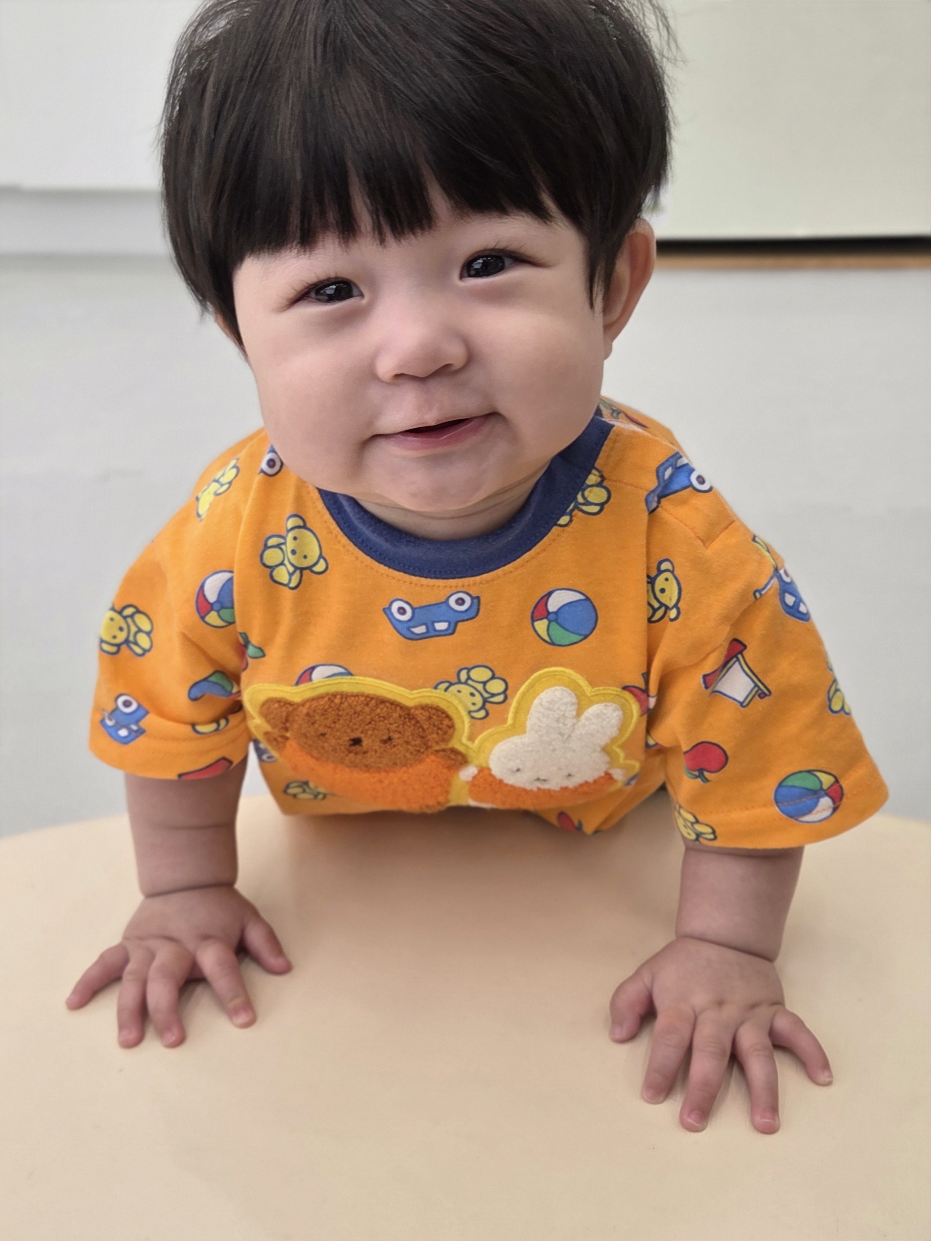진이가 가족과 함께 있는 모습