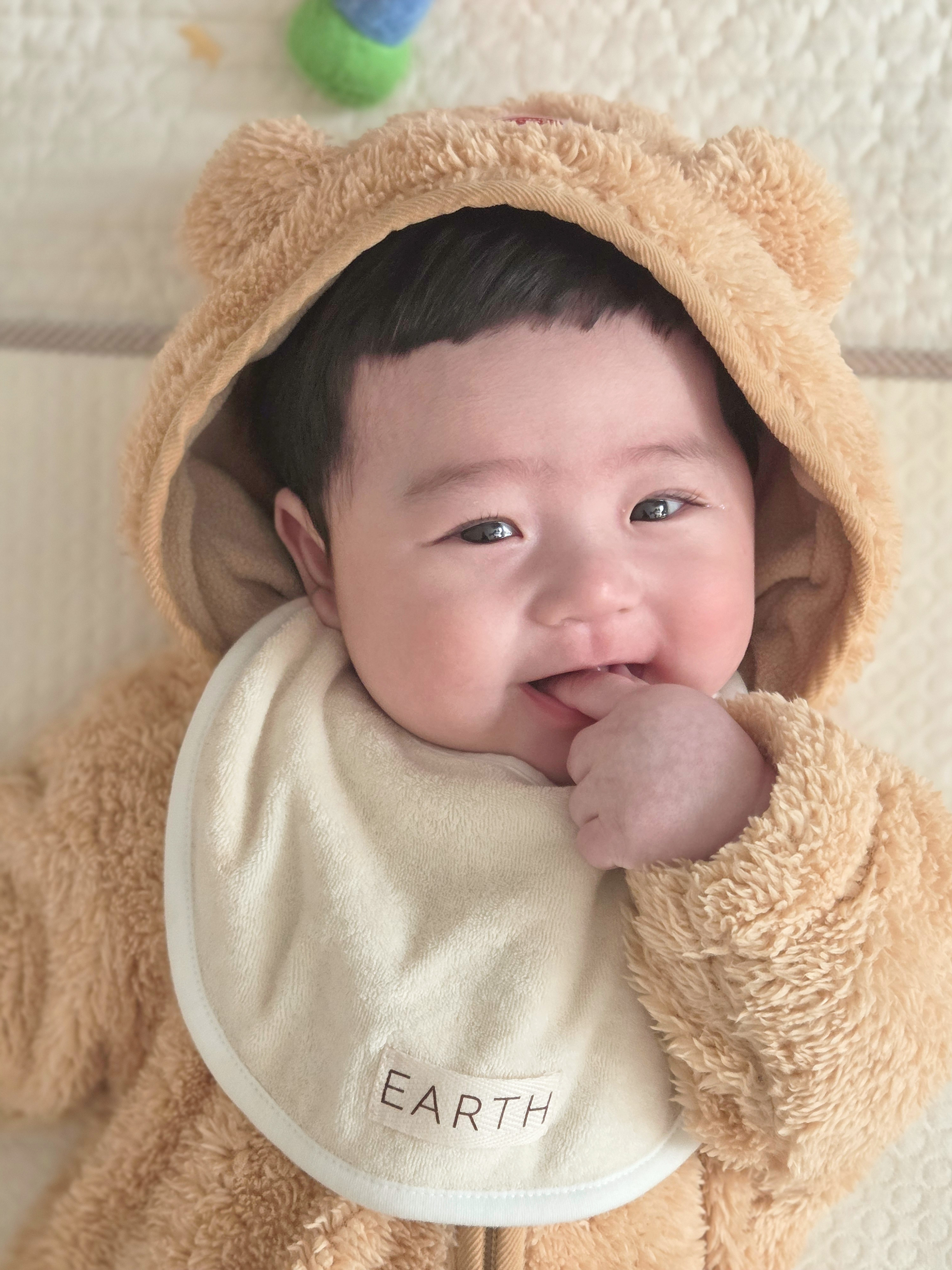 진이가 노란 옷을 입고 꽃과 함께 있는 모습