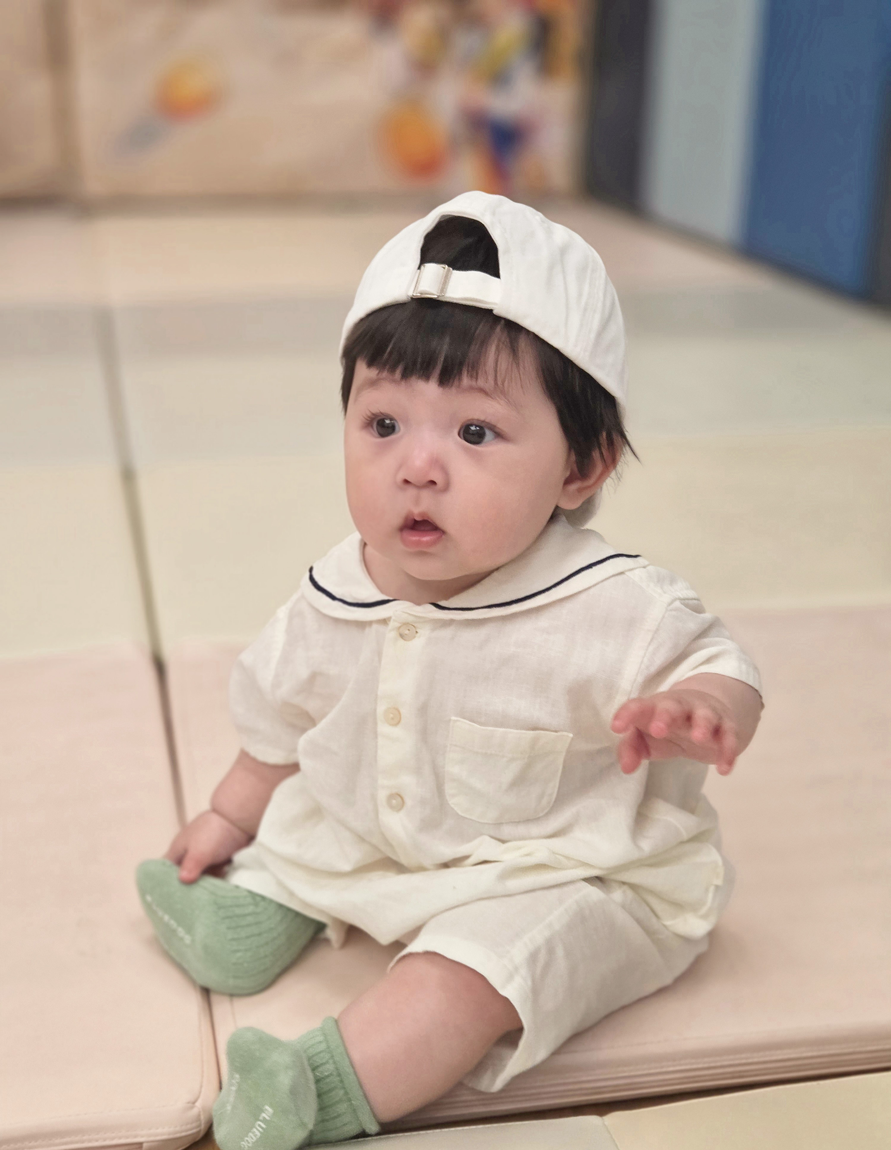 진이가 환하게 웃고 있는 모습